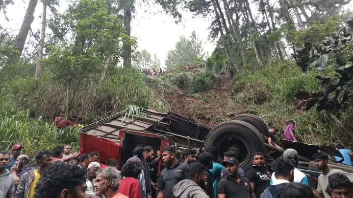 பஸ் விபத்தில் 21பேர் உயிரிழப்பு