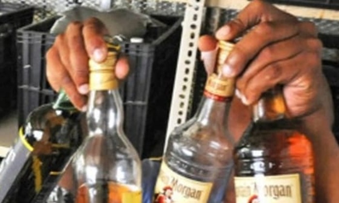 பௌர்ணமிக்கு போத்தல்களுடன் காத்திருந்த இளைஞர்