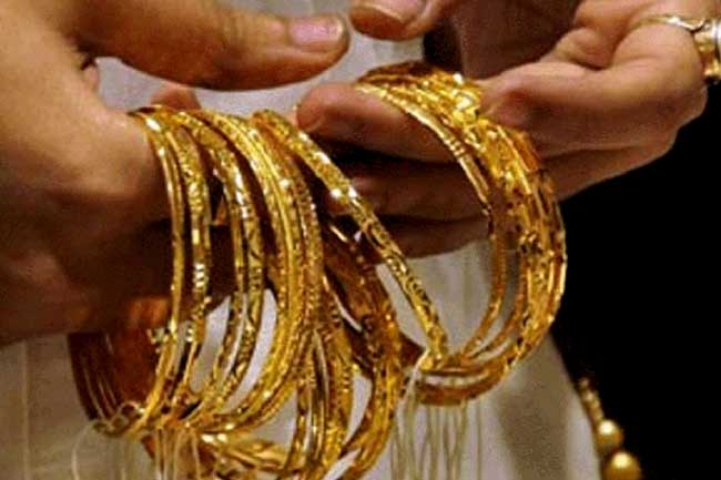 தங்க ஆபரணங்களைத் திருடிய சந்தேகத்தில் நால்வர் கைது