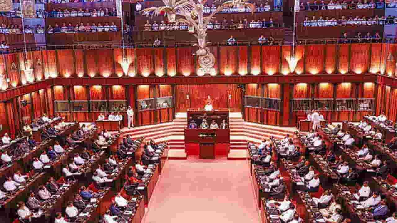 சிவப்பு நிற ஆடை அணிய பாராளுமன்ற பெண் உறுப்பினர்களுக்கு அனுமதி