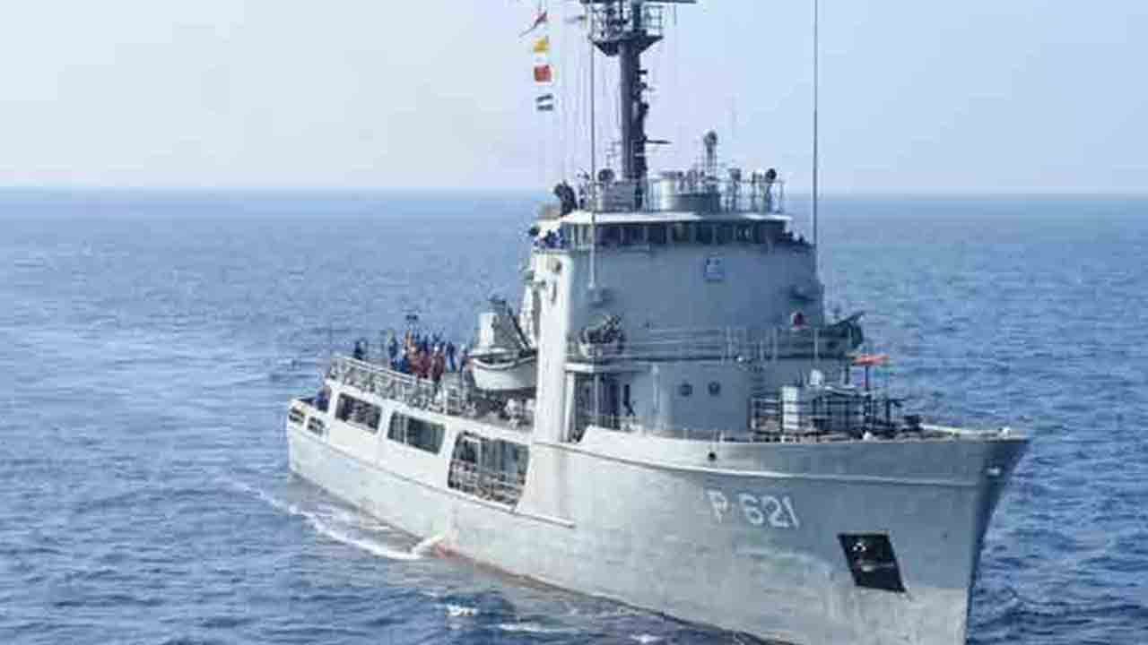 ஆபத்தில் சிக்கிய வியட்நாம் கப்பல்: பணியாளர்களை மீட்டது கடற்படை