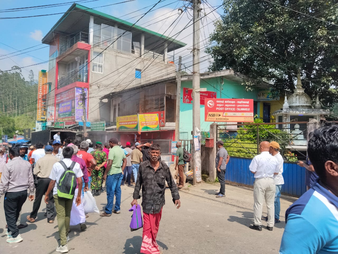 கொத்மலையில் வர்த்தக நிலையம் தீயினால் நாசம்