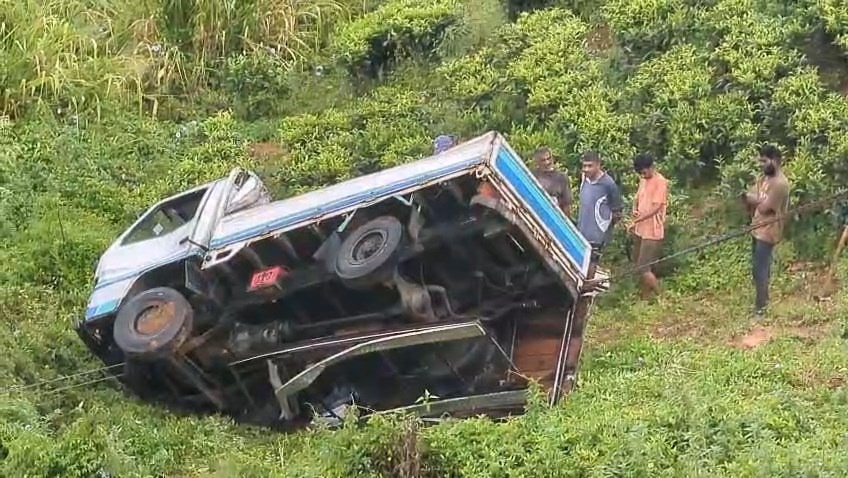 வீதியைவிட்டுத் தேயிலைத் தோட்டத்தின் பள்ளத்தில் கவிழ்ந்த லொறி