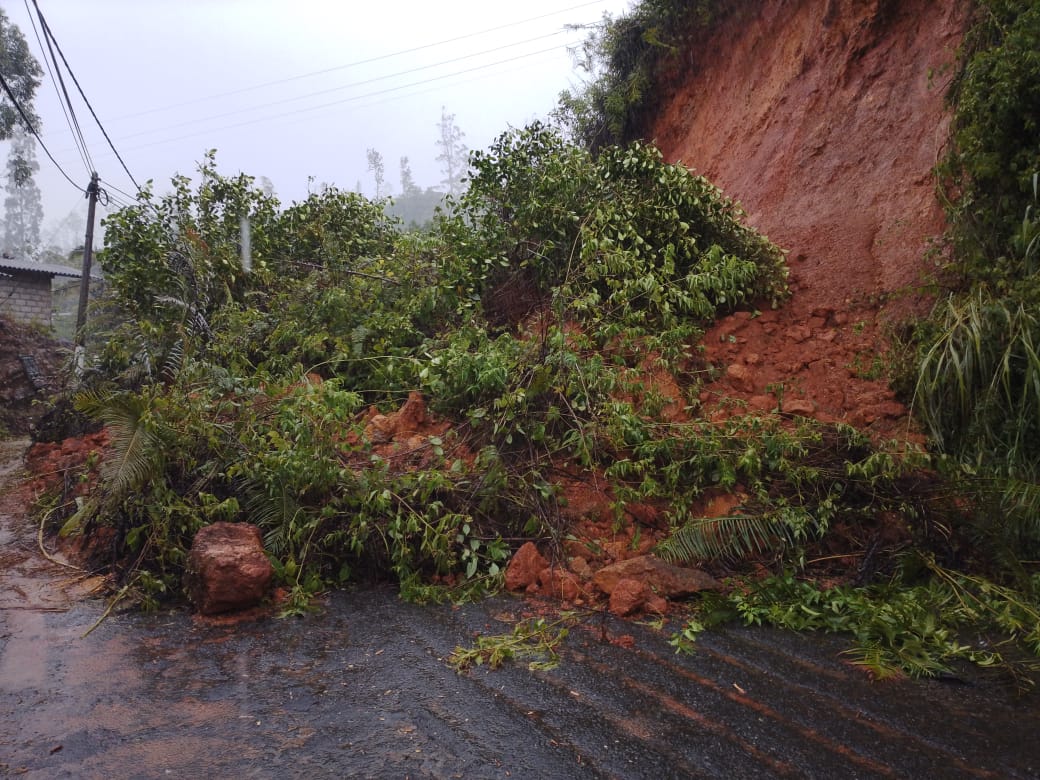 மஸ்கெலியா-நல்லதண்ணி பிரதான வீதியில் போக்குவரத்து பாதிப்பு