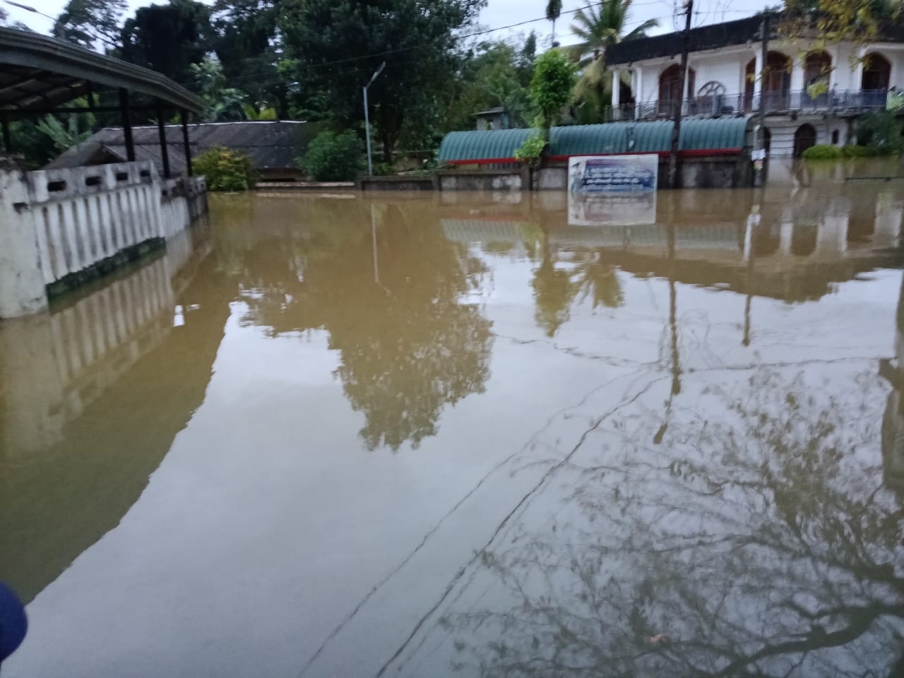 இரத்தினபுரி எங்கும் வெள்ளக்காடு; எரிபொருள் விற்பனை நிறுத்தம்