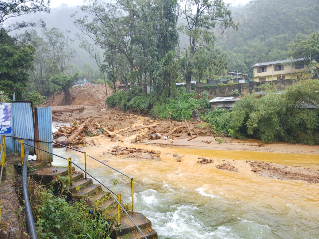 சாமிமலை பெயர்லோன் தோட்டத்தில் 62 பேர் பாடசாலையில் தஞ்சம்