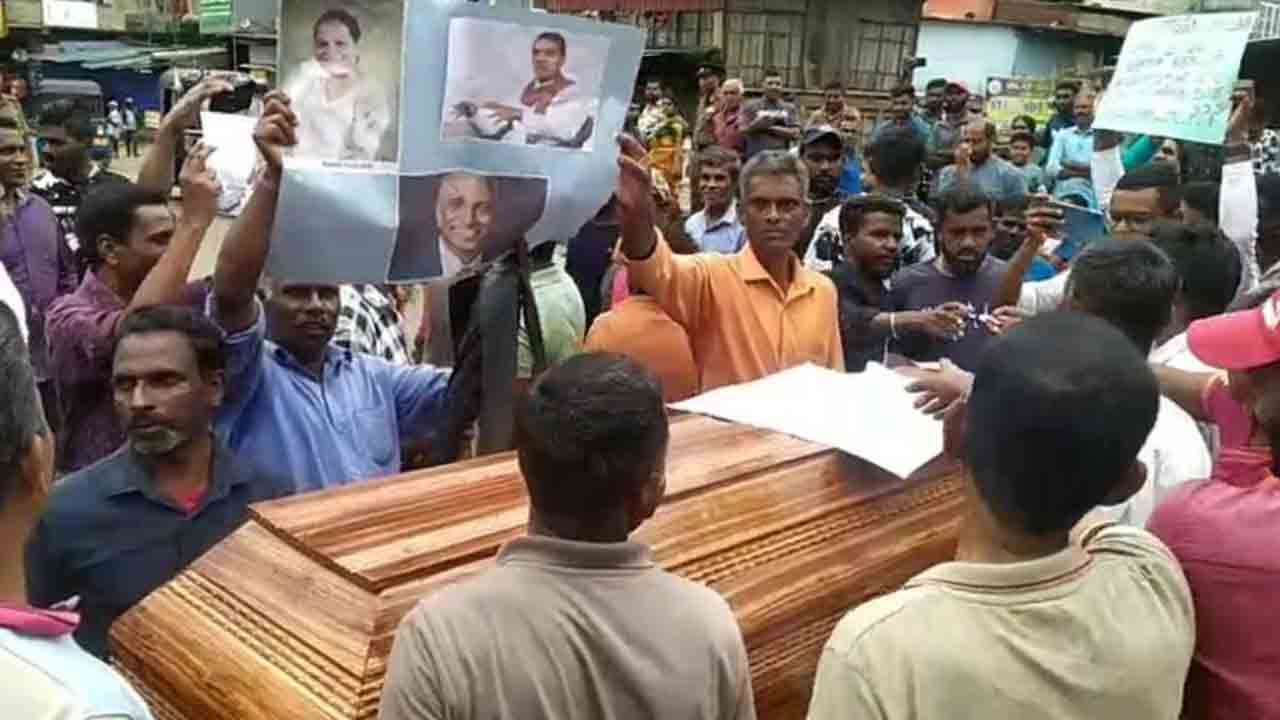 சவப்பெட்டி ஏந்தி பெருந்தோட்டத் தொழிலாளர்கள் ஆர்ப்பாட்டம்