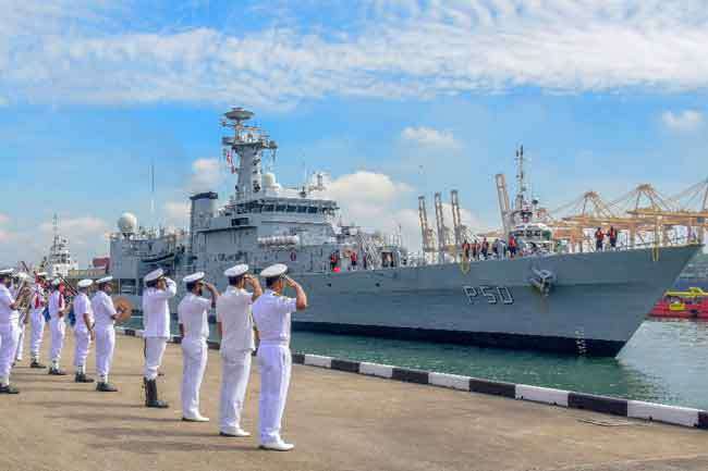 நாட்டின் முக்கிய இடங்களுக்கு செல்லும் இந்திய போர்க் கப்பல்