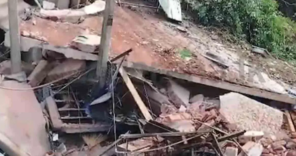 கடுகண்ணாவ பகுதியில் மண்சரிவு: ஒருவர் பலி; நால்வர் காயம்