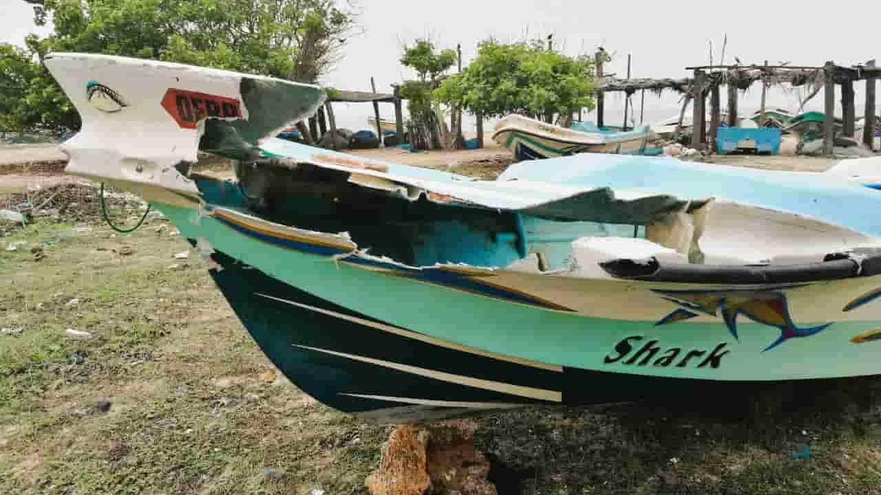 மன்னார் தாழ்வுபாடு கடலில் படகுகள் மோதி விபத்து