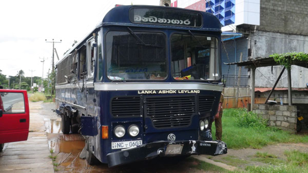 கைதிகளை ஏற்றிச் சென்ற பஸ் வெள்ளத்தில் சிக்கியது