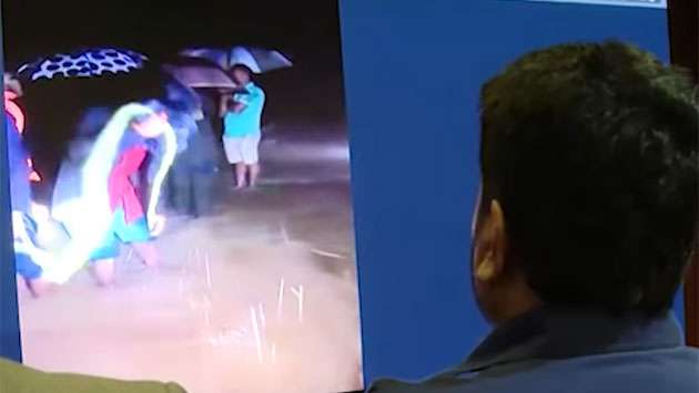 வெள்ளப்பெருக்கில் பஸ்ஸுடன் சிக்கிய பயணிகளை மீட்க தீவிர நடவடிக்கை