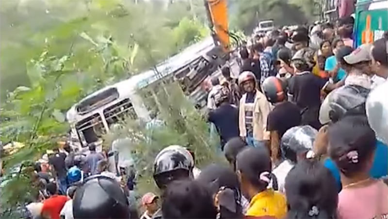 அனுராதபுரம், தலாவ பகுதியில் இடம்பெற்ற பஸ் து விபத்தில் மாணவர் ஒருவர் உயிரிழந்து 47 பேர் காயமடைந்துள்ளனர். 