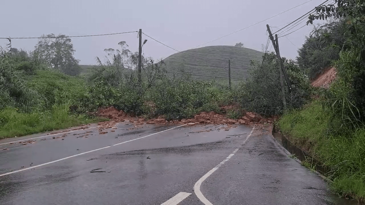 ஹற்றன்-நுவரெலியா பிரதான வீதியில் போக்குவரத்து பாதிப்பு