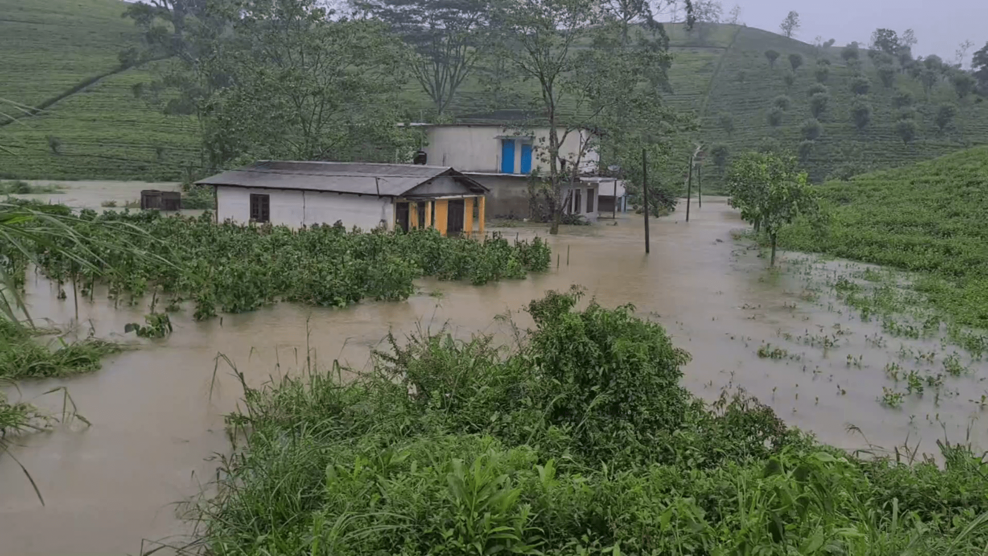 ஹற்றன் பன்மூர்,கொட்டகலை வெள்ளத்தால் பல குடும்பங்கள் இடம்பெயர்வு