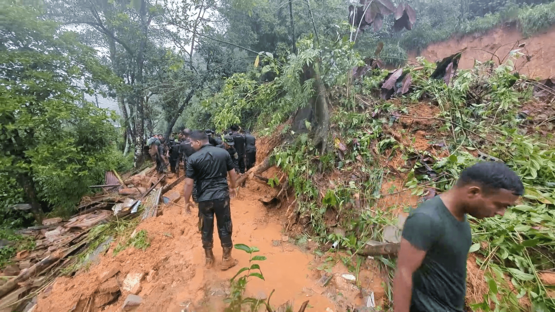 நோட்டன்பிரிட்ஜில் மண் சரிவில் சிக்கிய இராணுவ வீரர்கள் ஐவர் உயிருடன் மீட்பு