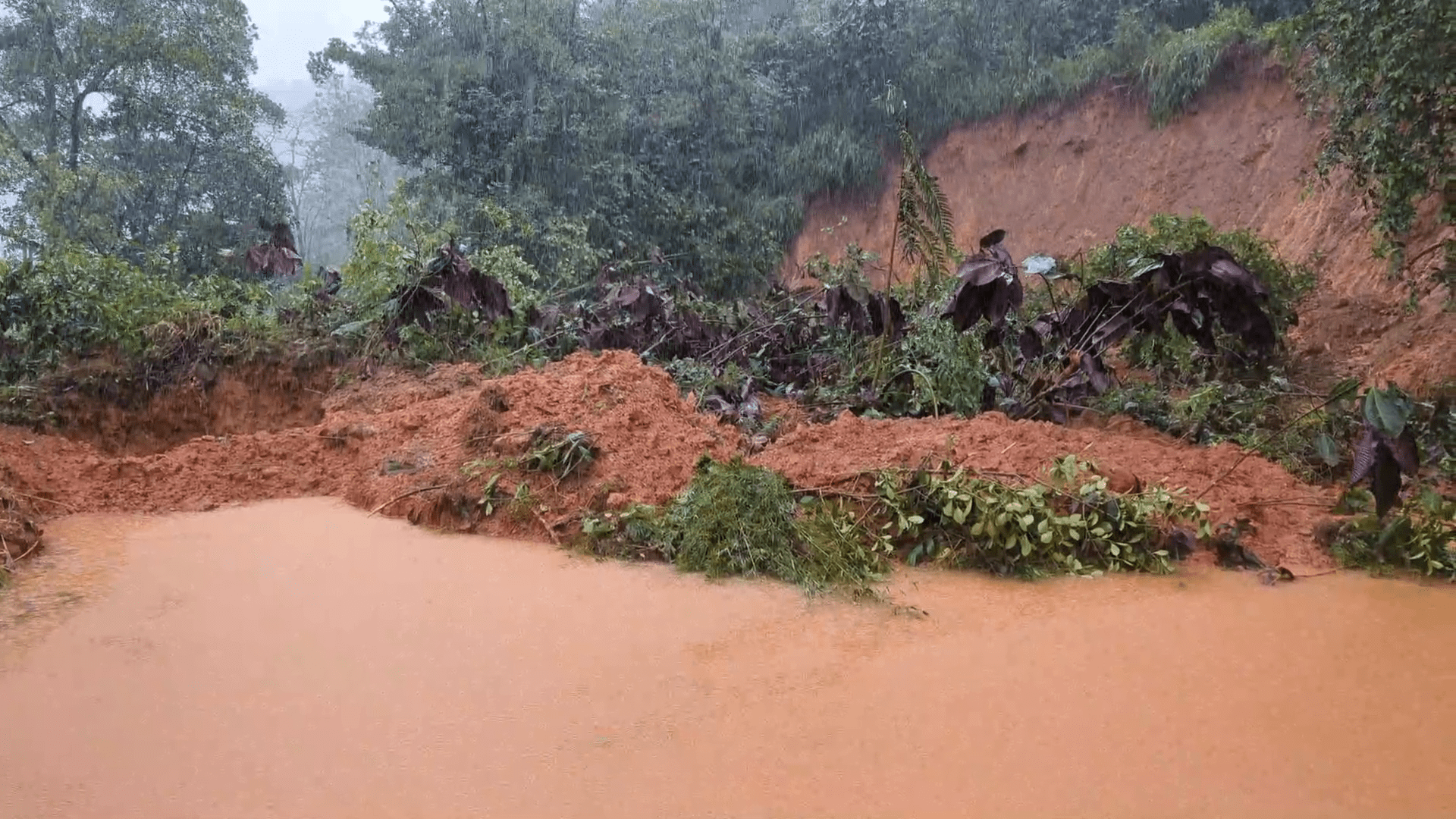 குருநாகல் மண்சரிவில் ஐவர் உயிரிழப்பு