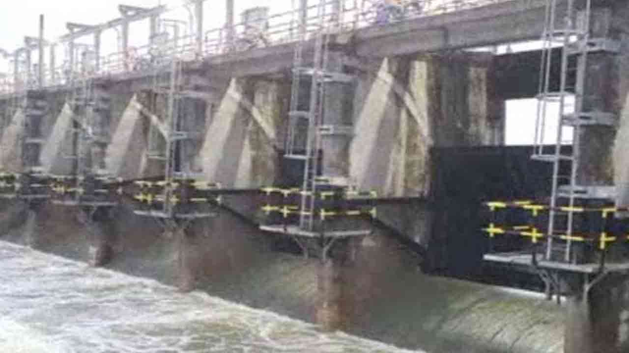 இரணைமடுக் குளத்தின் பாதுகாப்புச் சுவர் உடைப்பெடுப்பு