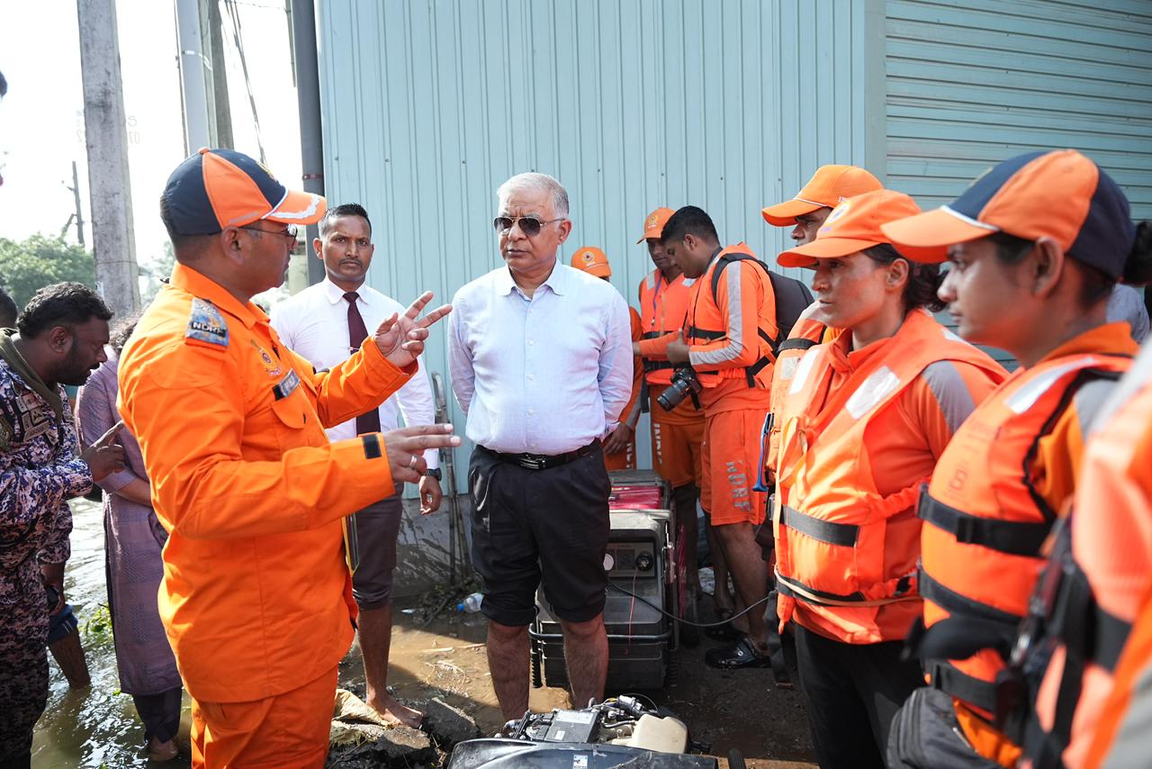 மீட்புப் பணிகளை ஆய்வு செய்த இந்திய உயர் ஸ்தானிகர்