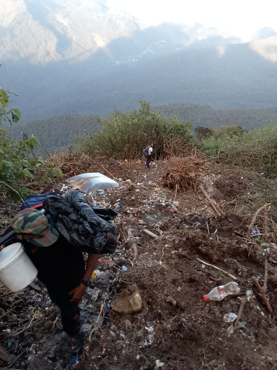 சிவனொளிபாத மலை உச்சியில் மண் திட்டுகள் சரியும் அபாயம்!