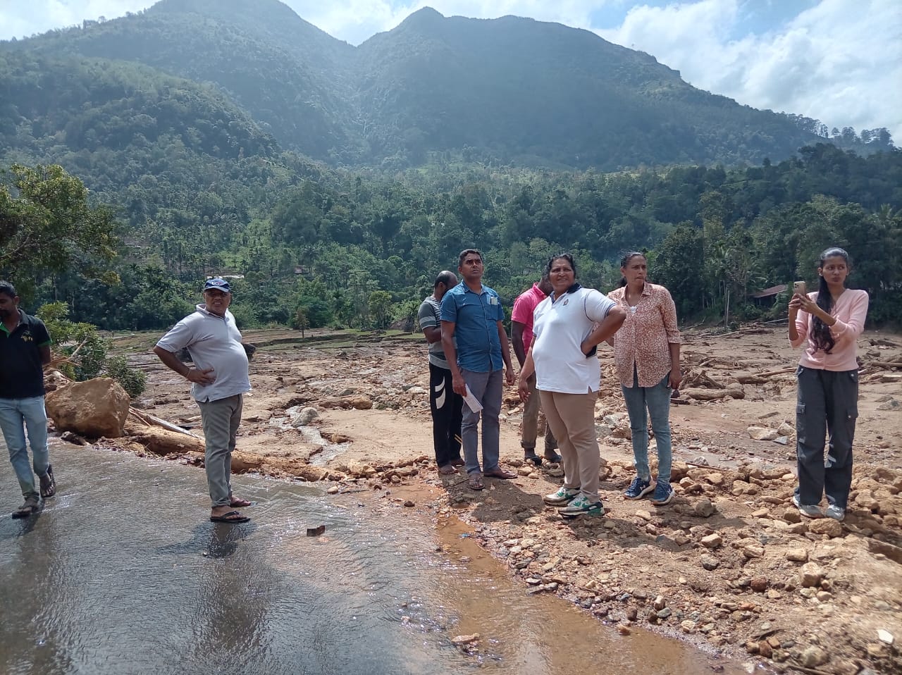கொத்மலை கள ஆய்விலும் நிவாரணப் பணியிலும் ஈடுபட்ட மாவட்டச் செயலர்