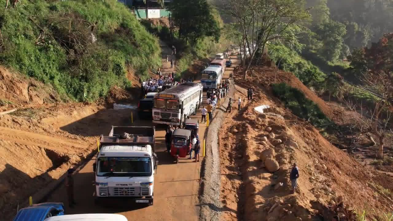 நாவலப்பிட்டி – கண்டி பிரதான வீதி 18 நாள்களின் பின்னர் திறப்பு