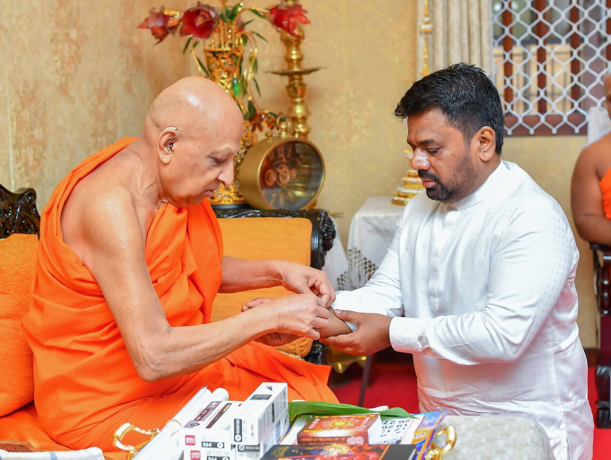 ஜனாதிபதிக்கு மகா சங்கத்தினர் ஆசி!