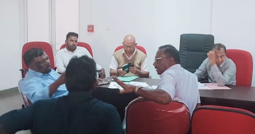 தொழிலாளர்களை முட்டாள்கள் என்று திட்டிய சின்ன துரை மன்னிப்பு கோரினார்