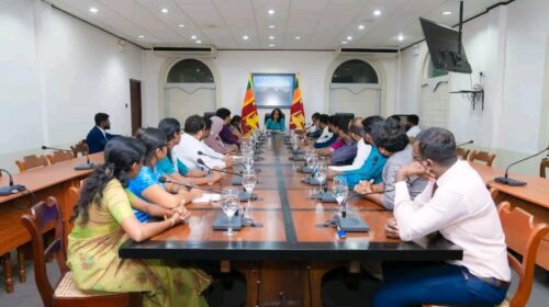 அரச வேலை எதிர்பார்க்கும் சித்த மருத்துவர்கள் பிரதமர் சந்திப்பு