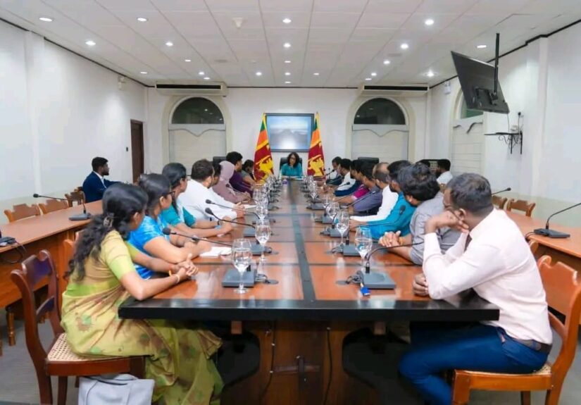 அரச வேலை எதிர்பார்க்கும் சித்த மருத்துவர்கள் பிரதமர் சந்திப்பு