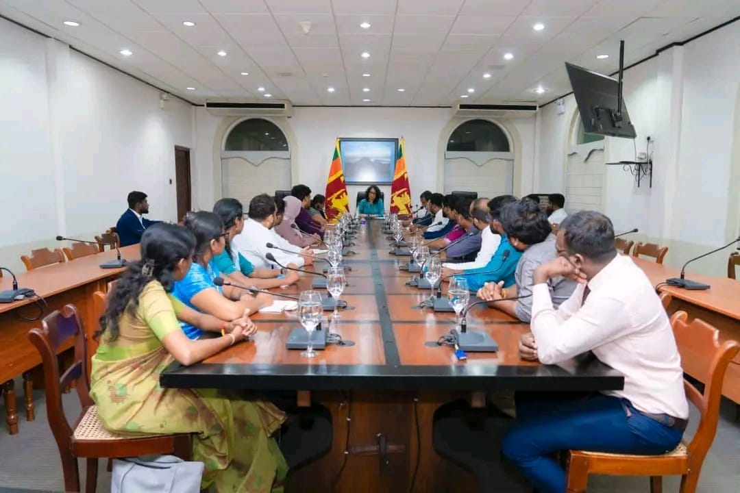 அரச வேலை எதிர்பார்க்கும் சித்த மருத்துவர்கள் பிரதமர் சந்திப்பு