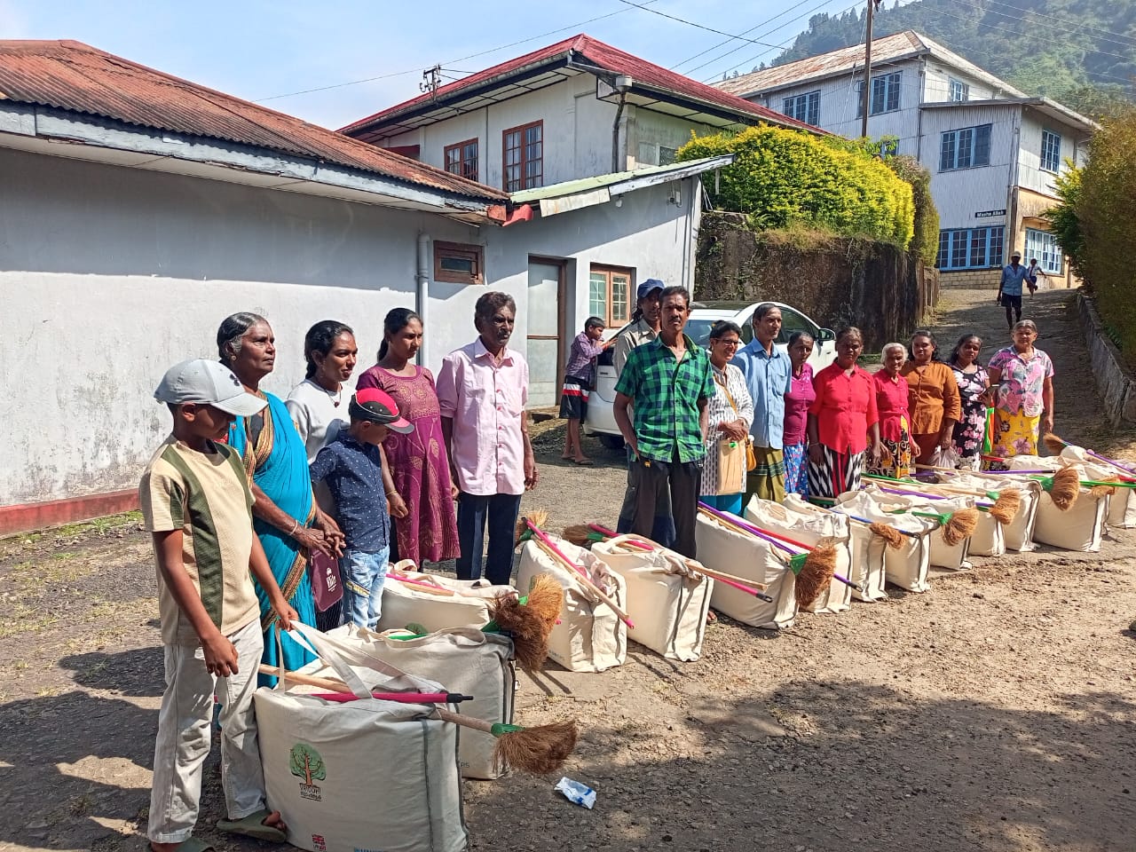 கொட்டகலை, றக்‌ஷாவ தோட்ட மக்களுக்கு வீட்டு உபகரணங்கள் வழங்கல்