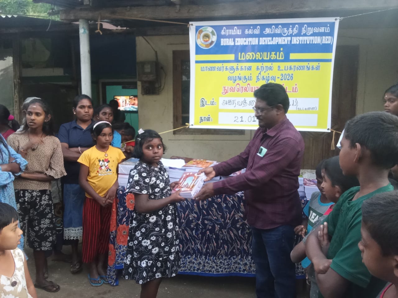 வட்டவளை அகரவத்தை மாணவர்களுக்கு கற்றல் உபகரணங்கள் வழங்கல்