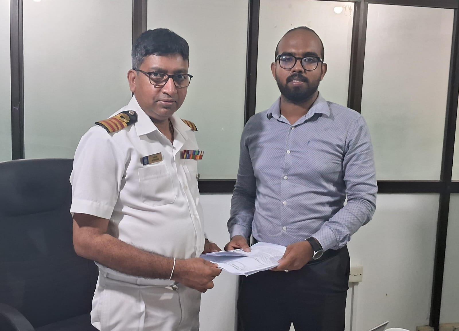 அரசவேலை எதிர்பார்க்கும் சித்த மருத்துவர் சங்கம் கடற்படையினரிடையே சந்திப்பு