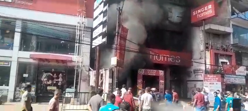 இரத்தினபுரி வர்த்தக நிலையத்தில் தீ விபத்து