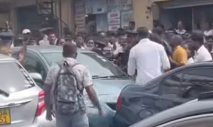 சட்டத்தரணியின் வாகனத்தை தாக்கிய குற்றச்சாட்டில் பெண்கள் இருவர் கைது