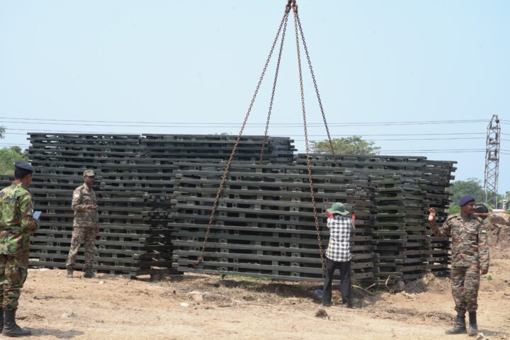 இந்தியாவிலிருந்து மற்றொரு தொகுதி பெய்லி பாலம் வருகை