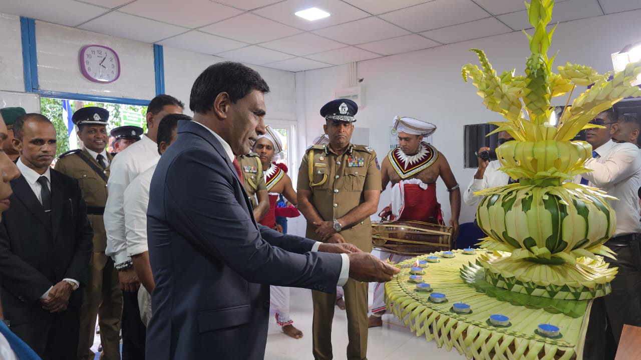 ஹற்றன் பொல்பிட்டி பொலிஸ் நிலையததிற்குப் புதிய கட்டடம் திறப்பு வாடகை கட்டடத்தில் இயங்கிவந்த பொல்பிட்டிகாவல் நிலையம், புதிய, முழுமையான வசதிகளுடன் கூடிய காவல் நிலையமாகக் கட்டப்பட்டுப் பொதுமக்களுக்குத் திறக்கப்பட்டுள்ளது - ஹட்டன் பிரிவில் உள்ள பொல்பிட்டி கிராமத்திற்காக கட்டப்பட்ட புதிய காவல் நிலையம், 06.02.2026 அன்று பொது மக்கள் பாதுகாப்பு, நாடாளுமன்ற விவகார அமைச்சர் ஆனந்த விஜயபாலவின் தலைமையில், காவல்துறை மாஅதிபர், சட்டத்தரணி பிரியந்த வீரசூரியவின் பங்கேற்புடன் திறந்து வைக்கப்பட்டது. நுவரெலியா மாவட்ட அபிவிருத்திக் குழுவின் தலைவர், பாராளுமன்ற உறுப்பினர் மஞ்சுள சுரவீராராச்சி, நுவரெலியா மாவட்ட பிரதிப் பொலிஸ் மாஅதிபர், பிரியந்த சந்திரசிறி, ஹட்டன் பிரிவுக்குப் பொறுப்பான மூத்த பொலிஸ் அத்தியட்சகர் பிரதீப் வீரசேகர, அட்டன் பொலிஸ் பிரிவின் அனைத்துப் பொறுப்பதிகாரிகள், பல அரசு அதிகாரிகள் திறப்பு விழாவில் கலந்து கொண்டனர். 2021 ஆம் ஆண்டில் வாடகைக்கு எடுக்கப்பட்ட ஒரு சிறிய வீட்டில் குறைந்தபட்ச இடவசதிகள் இருந்தபோதிலும், அந்தப் பகுதியில் 07 கிராம அலுவலர் பிரிவுகளில் வசிக்கும் 9,000 இற்கும் மேற்பட்ட மக்களுக்கு விரிவான காவல் சேவையை வழங்கிய பொல்பிட்டி காவல் நிலையம், இனிமேல் அனைத்து வசதிகளுடன் கூடிய காவல் நிலையமாக இயங்கும். மஸ்கெலியா நிருபர்