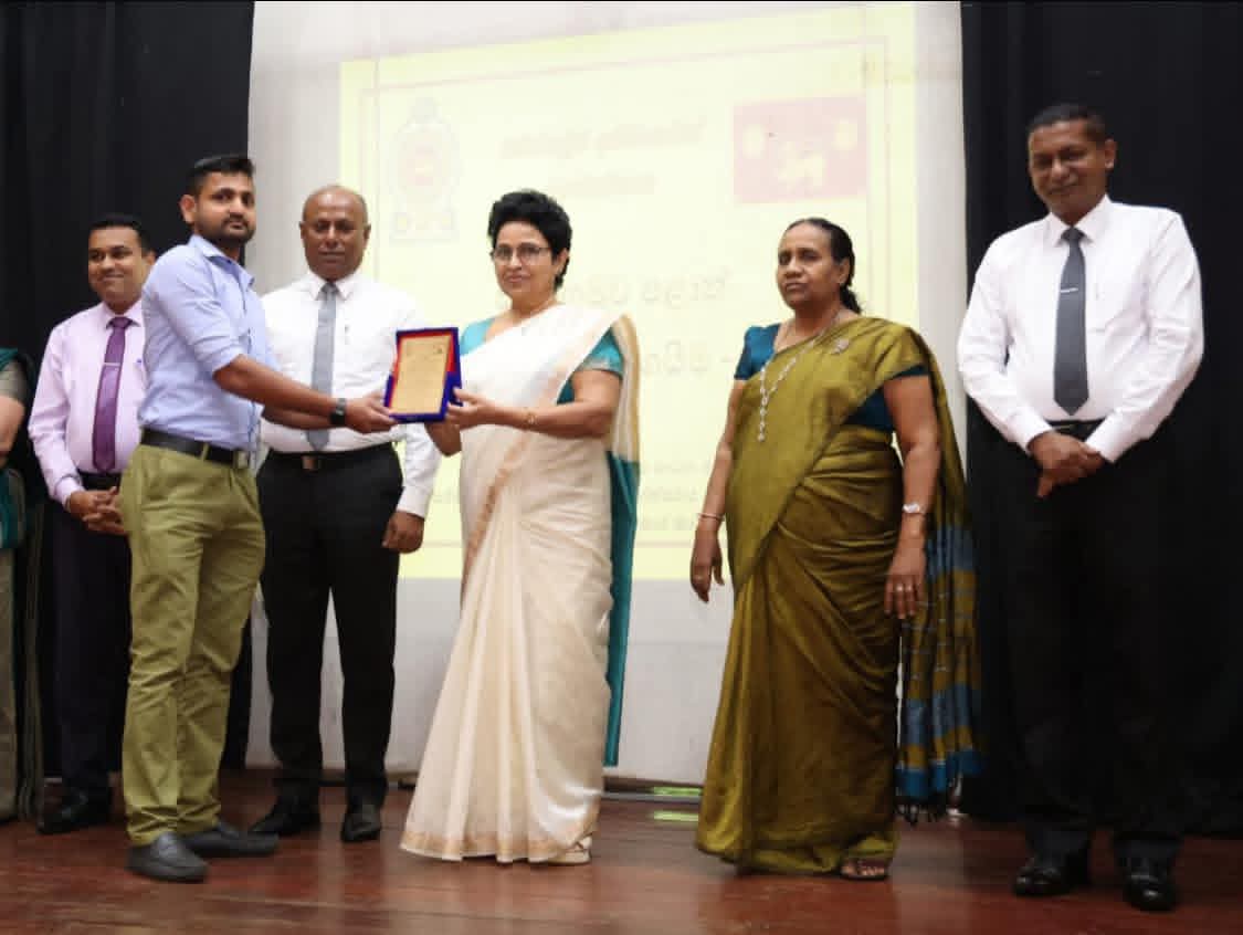 சபரகமுவ மாகாண ஆளுநர் அரச அதிகாரிகள் 74 பேருக்கு பாராட்டு