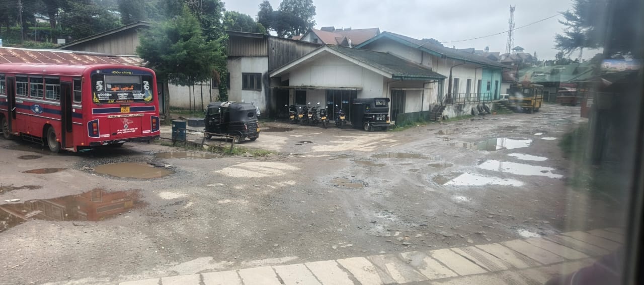 நுவரெலியா அரச பேருந்து சாலை (பஸ் டிப்போ) சுற்றுவட்ட உள் வீதி பாரிய குண்டும் குழியுமாக உள்ளது.