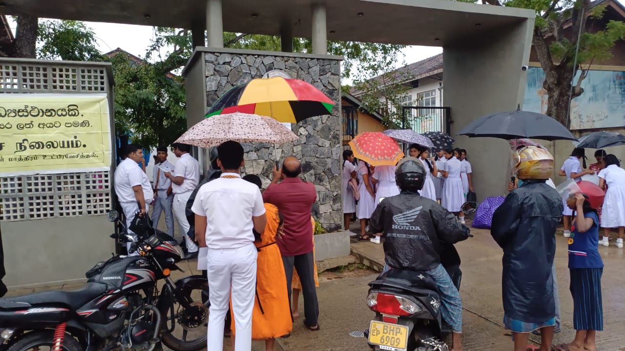 பரீட்சை மண்டபம் உரிய நேரத்திற்குத் திறக்கப்படாமல் மாணவர்கள் அவதி!