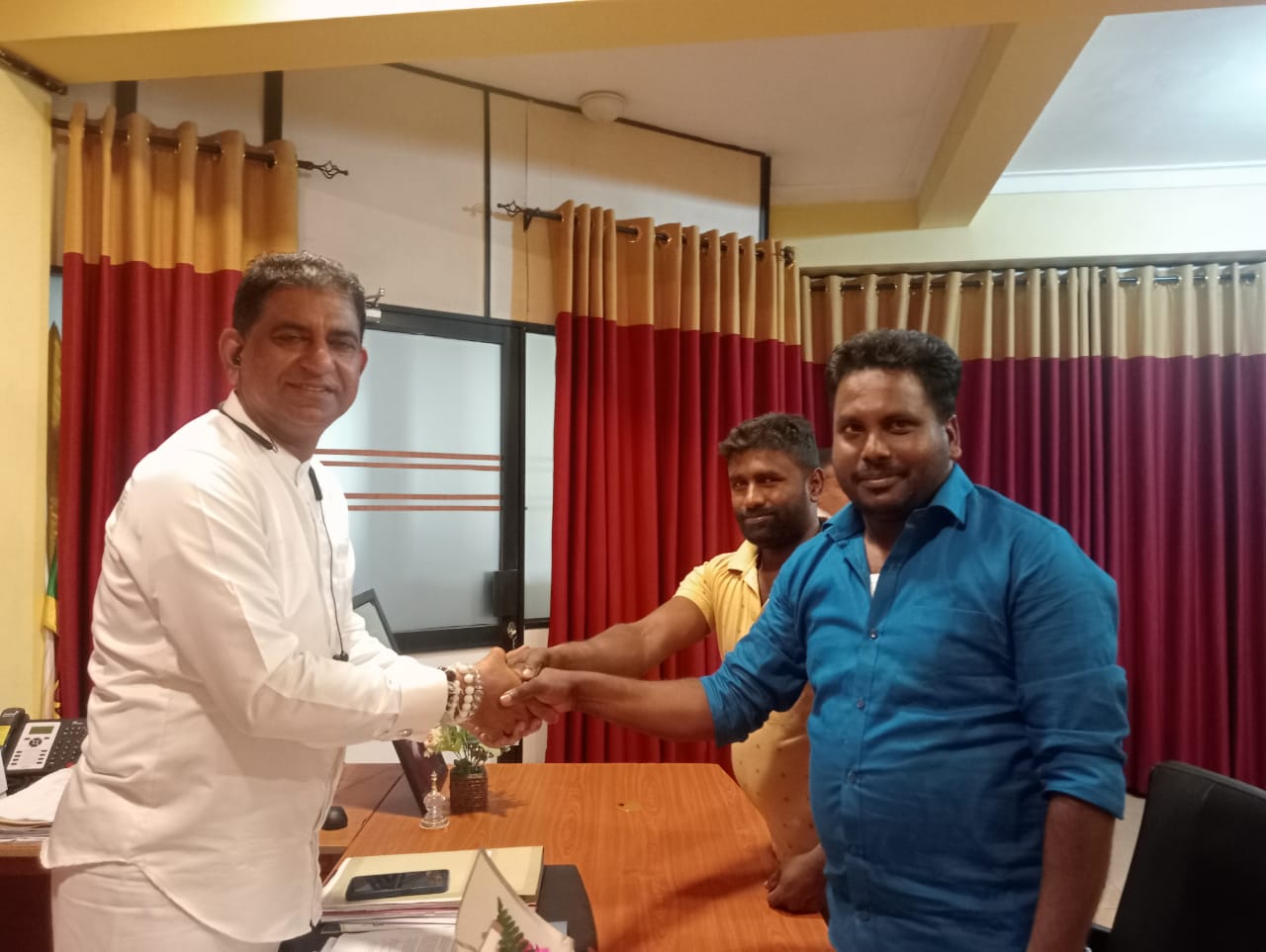 லொனக் இளைஞர் பிரதிநிதிகளும் அம்பகமுவ தவிசாளரும் சந்திப்பு