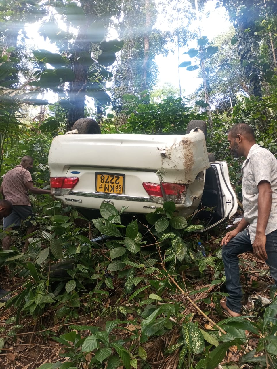 சிவனொளிபாத மலை சென்று திரும்பியவர்கள் பயணித்த கார் விபத்து