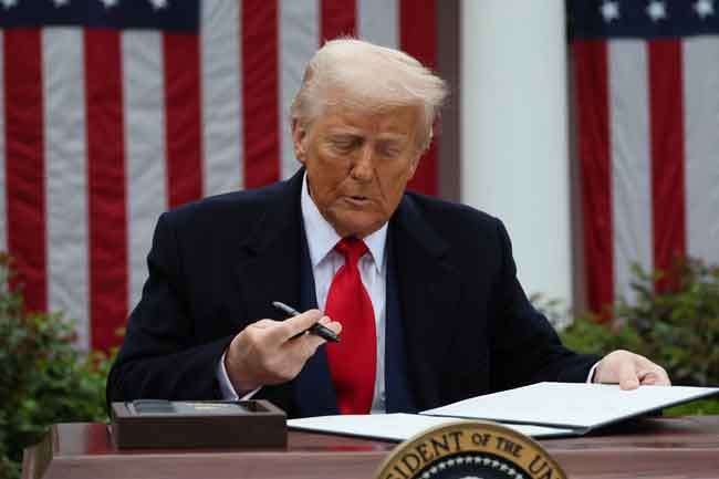 அமெரிக்க அதிபர் டிரம்ப் புதிய 10 வீத வரியை அறிவித்துள்ளார்