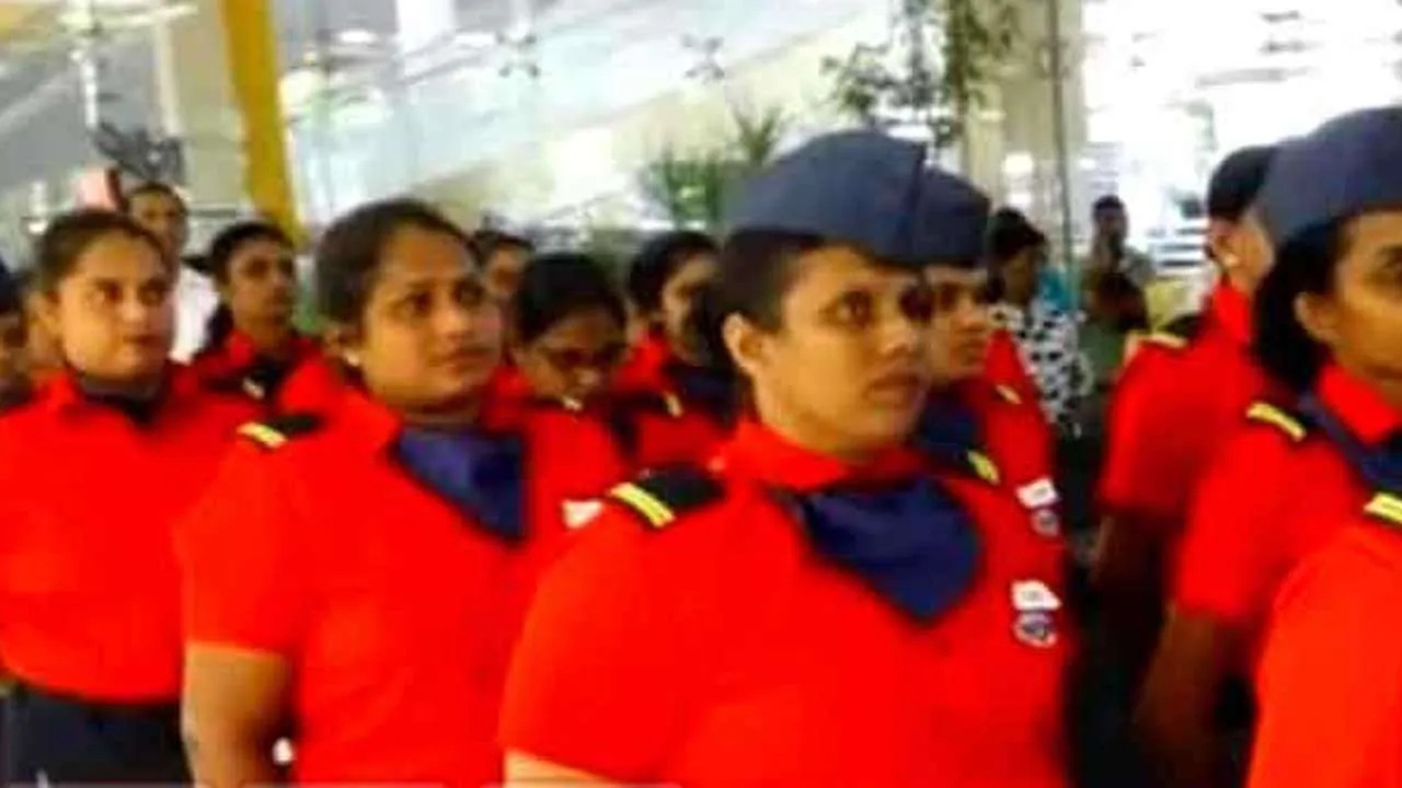 சுமார் 45 ஆண்டுகளுக்குப் பின்னர் இலங்கை போக்குவரத்து சபையால் இன்று (6) பெண்கள் நடத்துநர்களாக ஆட்சேர்ப்பு செய்யப்பட்டனர்.