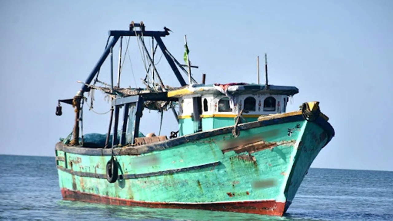 இலங்கை மீனவர்கள் மீது இந்திய கடலோர காவற்படையினர் தாக்குதல்