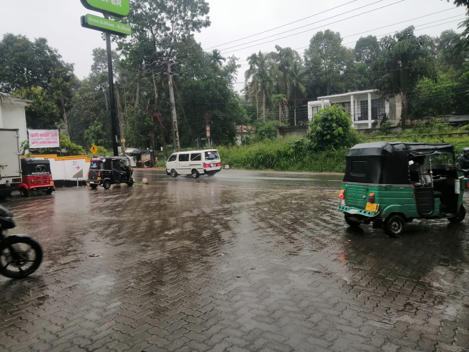 மலையகத்தின் பல்வேறு பகுதிகளில் திடீரென கடும் மழை