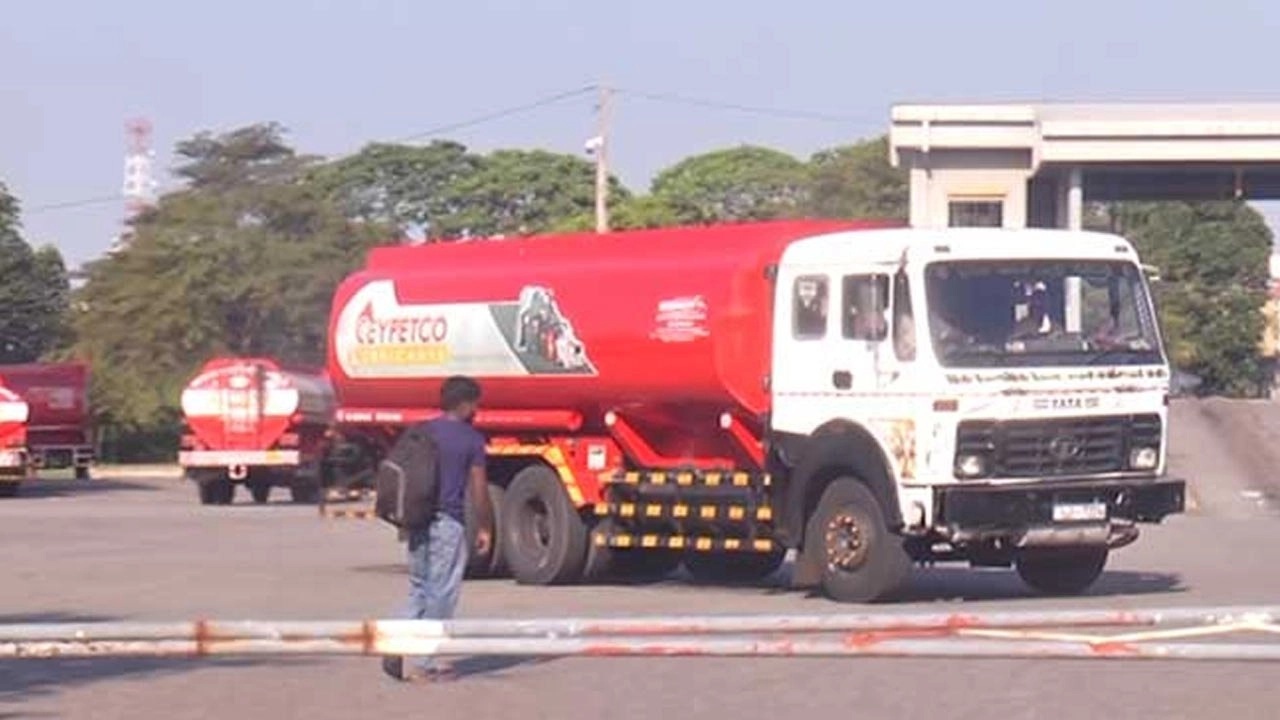 எரிபொருள் கிடைக்காமல் ஏமாற்றத்துடன் திரும்பிய பௌசர்கள்!