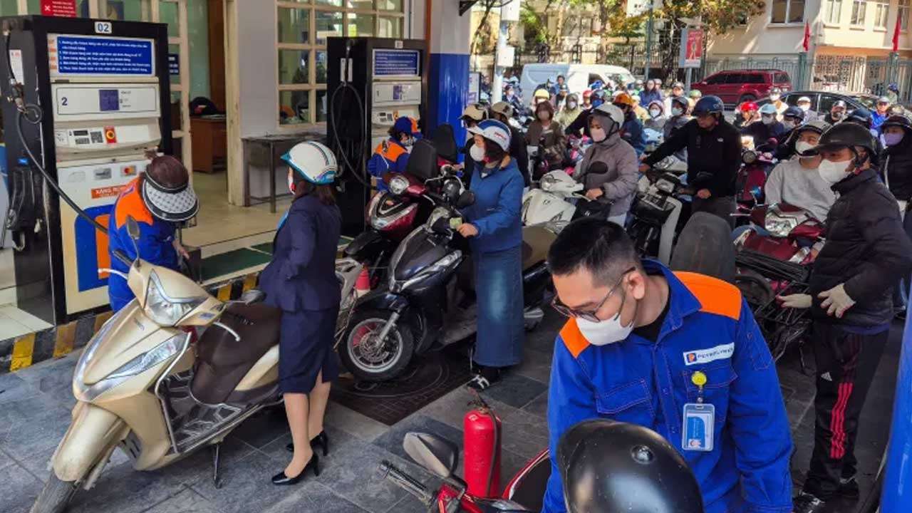 வியட்நாமில் எரிபொருள் மீதான வரிகளை அரசு இடைநிறுத்தம்!