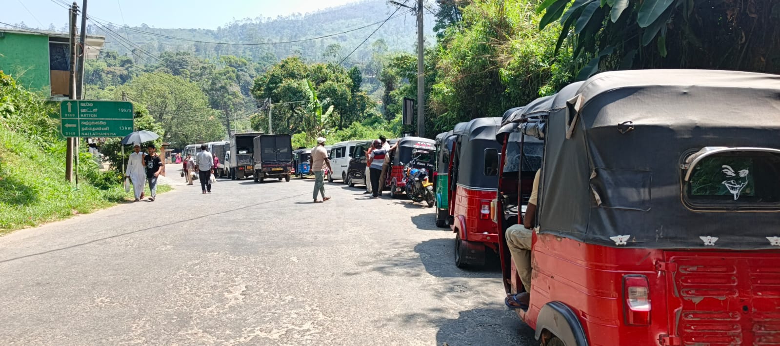 மஸ்கெலியா எரிபொருள் நிரப்பும் நிலையத்தில் வரிசையில் வாகனங்கள்